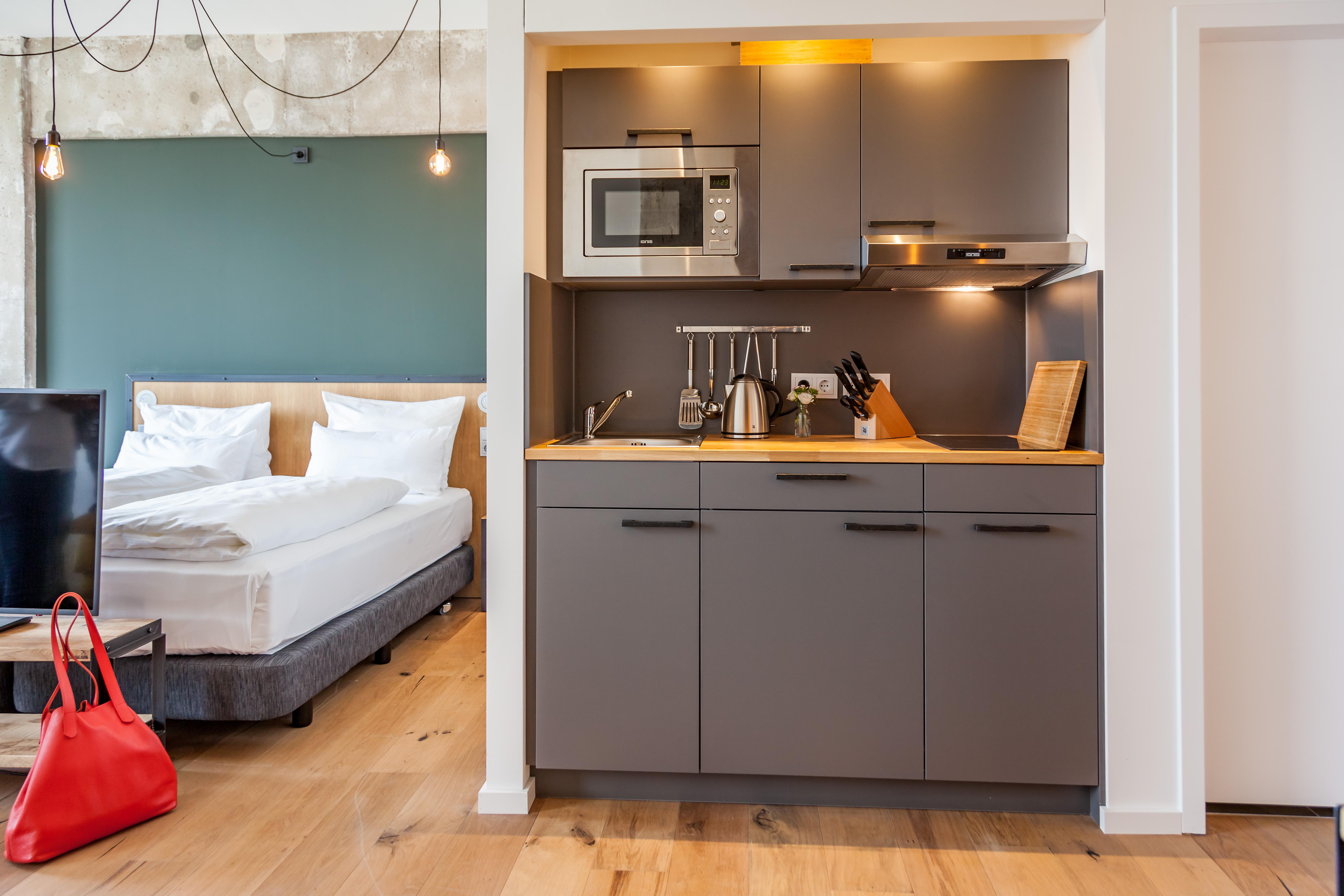 Staycity Aparthotels Leipzig City Centre Εξωτερικό φωτογραφία A kitchenette in a hotel room