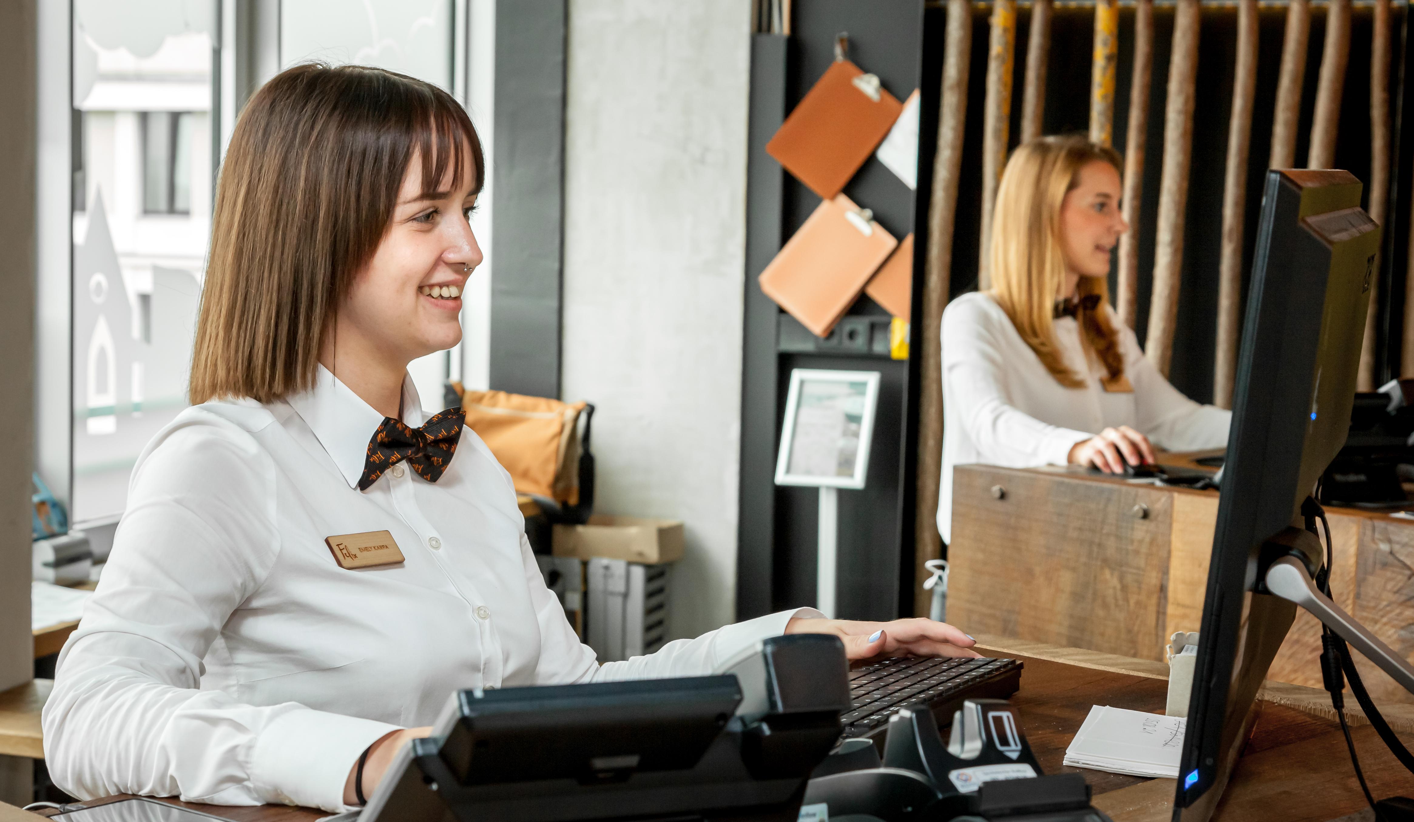 Staycity Aparthotels Leipzig City Centre Εξωτερικό φωτογραφία Receptionists at work