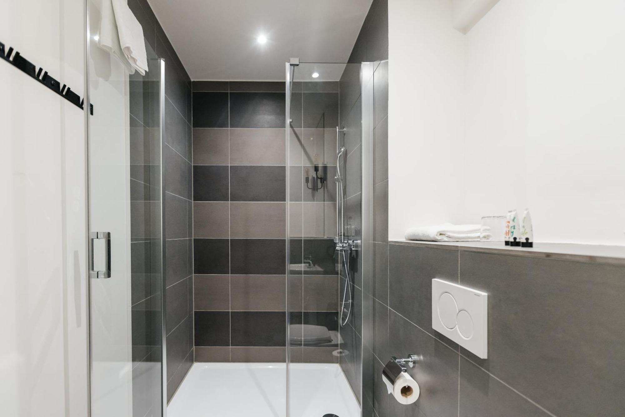 Staycity Aparthotels Leipzig City Centre Δωμάτιο φωτογραφία A shower cubicle