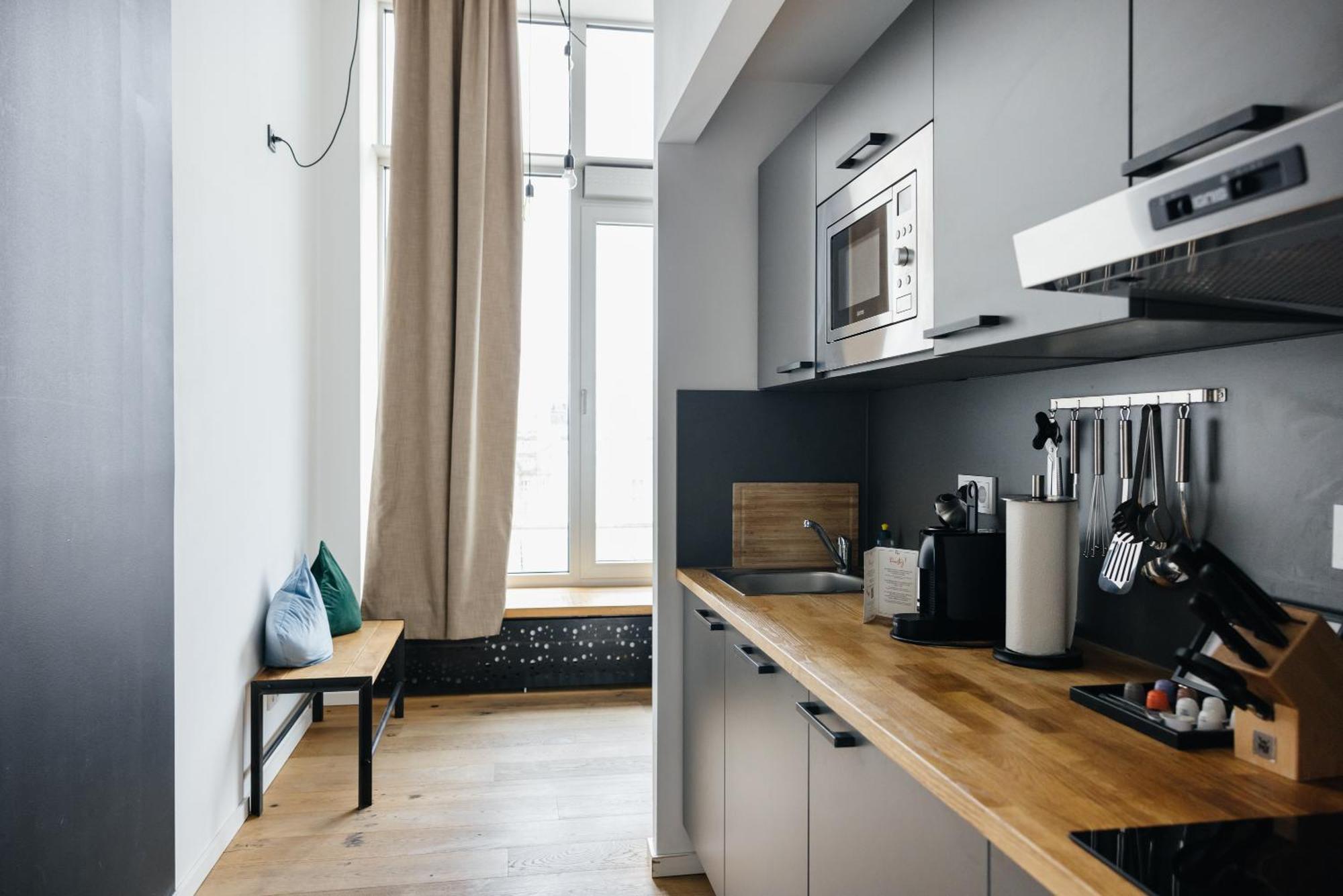 Staycity Aparthotels Leipzig City Centre Εξωτερικό φωτογραφία A typical kitchen in a micro apartment