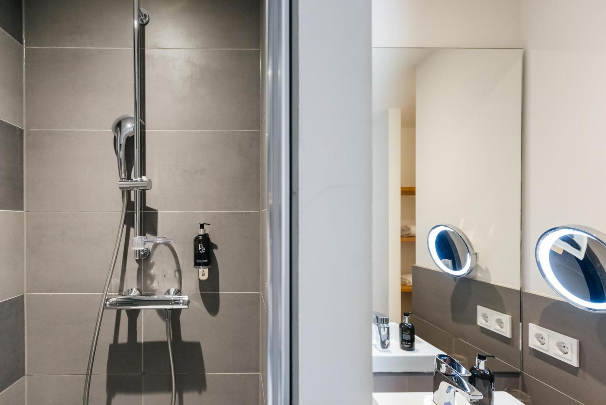 Staycity Aparthotels Leipzig City Centre Δωμάτιο φωτογραφία A shower with a sliding door